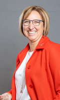 Portraitfoto von Susanne Fritsch in weißer Bluse und rotem Blazer