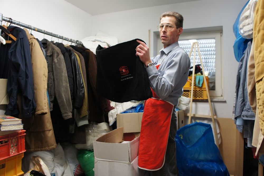 Spende von Fleecedecken bei -20 Grad | Copyright: Main-Taunus-Stiftung Spende von Fleecedecken bei -20 Grad