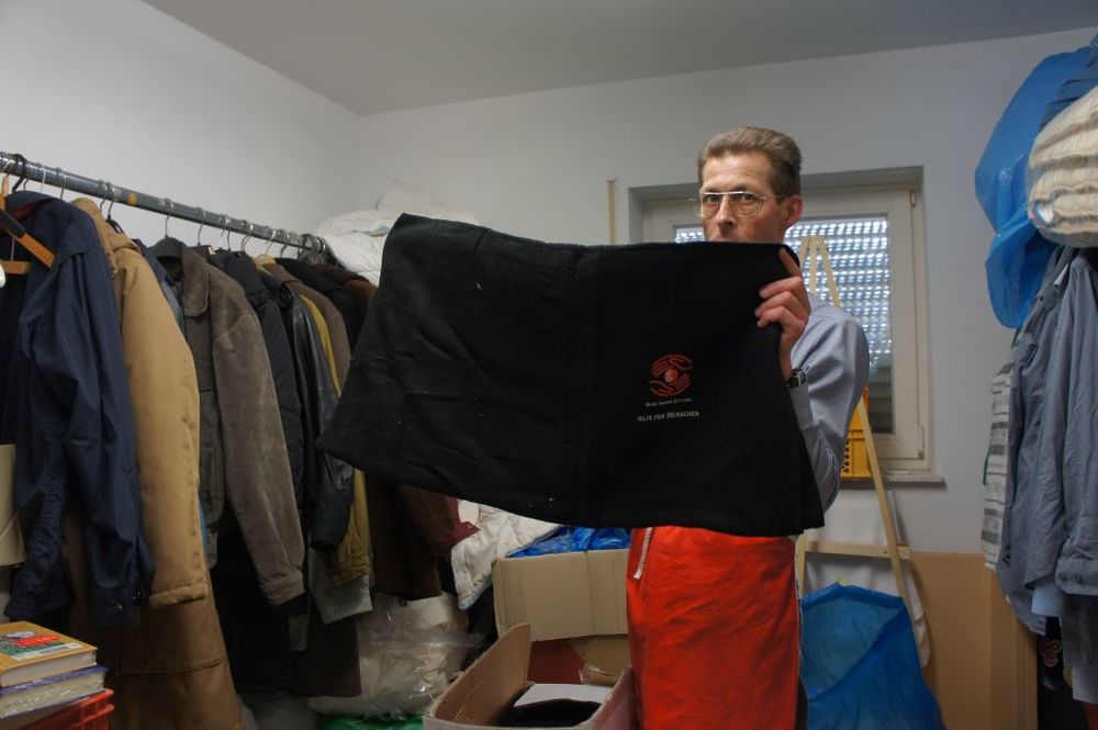 Spende von Fleecedecken | Copyright: Main-Taunus-Stiftung Spende von Fleecedecken